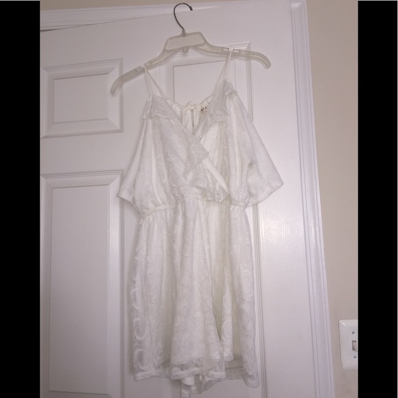 FRANCESCA’S KIERA COLD SHOULDER LACE ROMPER - Picture 3 of 8